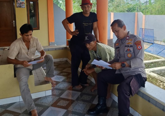 Bhabinkamtibmas Ds. Kawungluwuk Laksanakan Silaturahmi Dan Dialogis Kamtibmas dengan Warga di Kp. Sindangheula