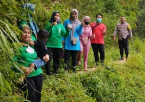 Bhabinkamtibmas Polsek Cimanggung Bersama Bidan Desa Pasirnanjung Cek Kesehatan Warga Yang Hamil 9 Bulan