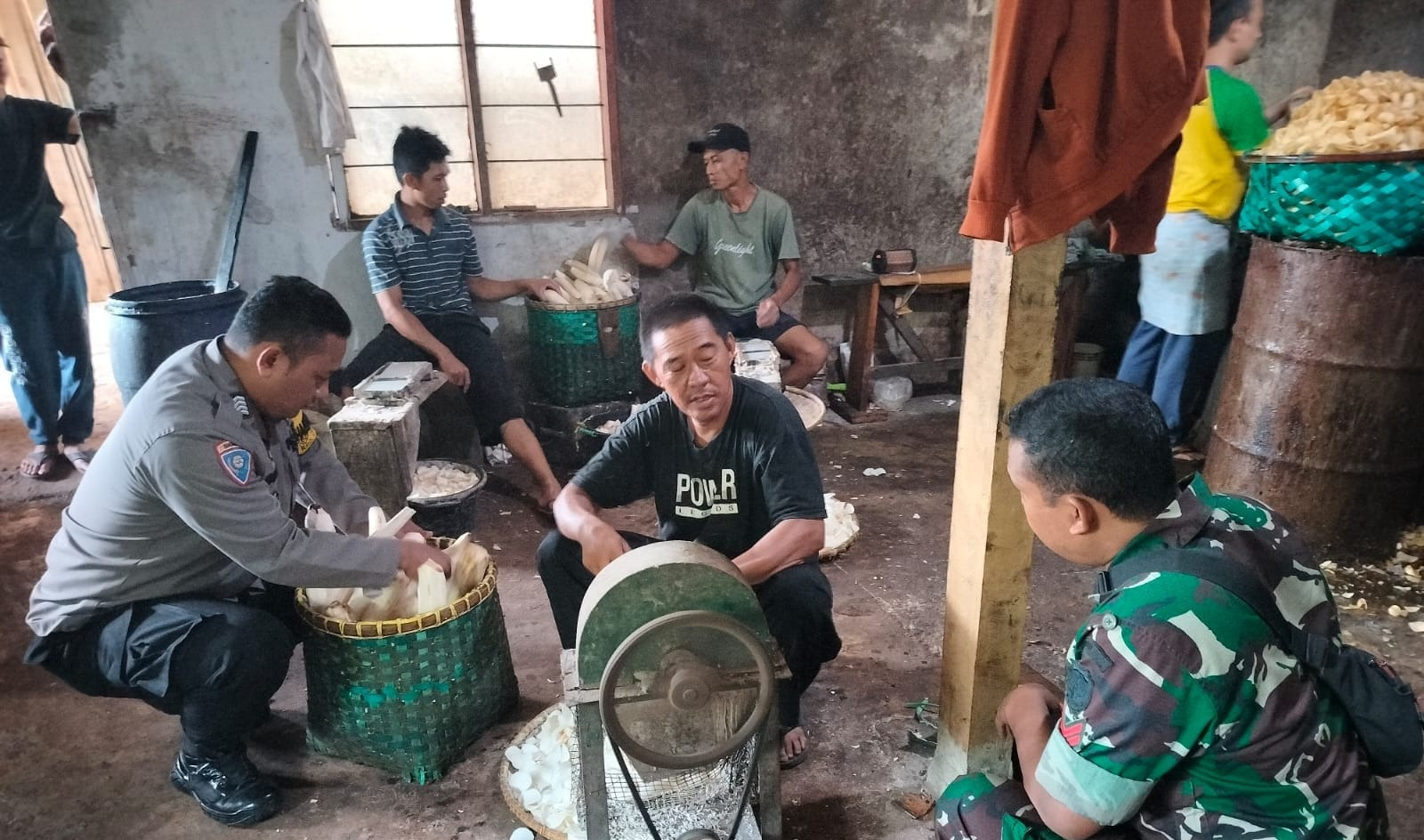 Bhabinkamtibmas Polsek Cimanggung Sambangi Pelaku UMKM Di Desa Pasirnanjung