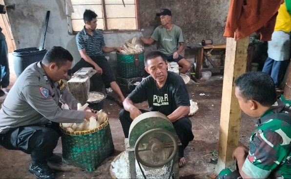 Bhabinkamtibmas Polsek Cimanggung Sambangi Pelaku UMKM Di Desa Pasirnanjung