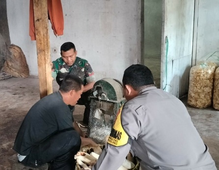 Bhabinkamtibmas Polsek Cimanggung Sambangi Pelaku UMKM Di Desa Pasirnanjung