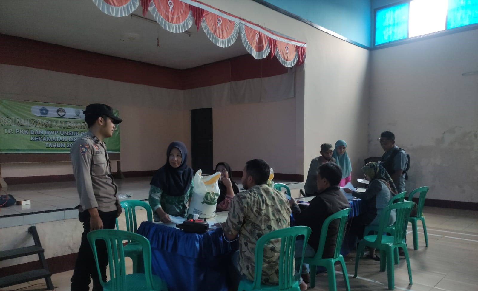 Bhabinkamtibmas Polsek Cisarua Lakukan Pendampingan Pendistribusian Bantuan Beras Bagi Warga Desa Cisalak