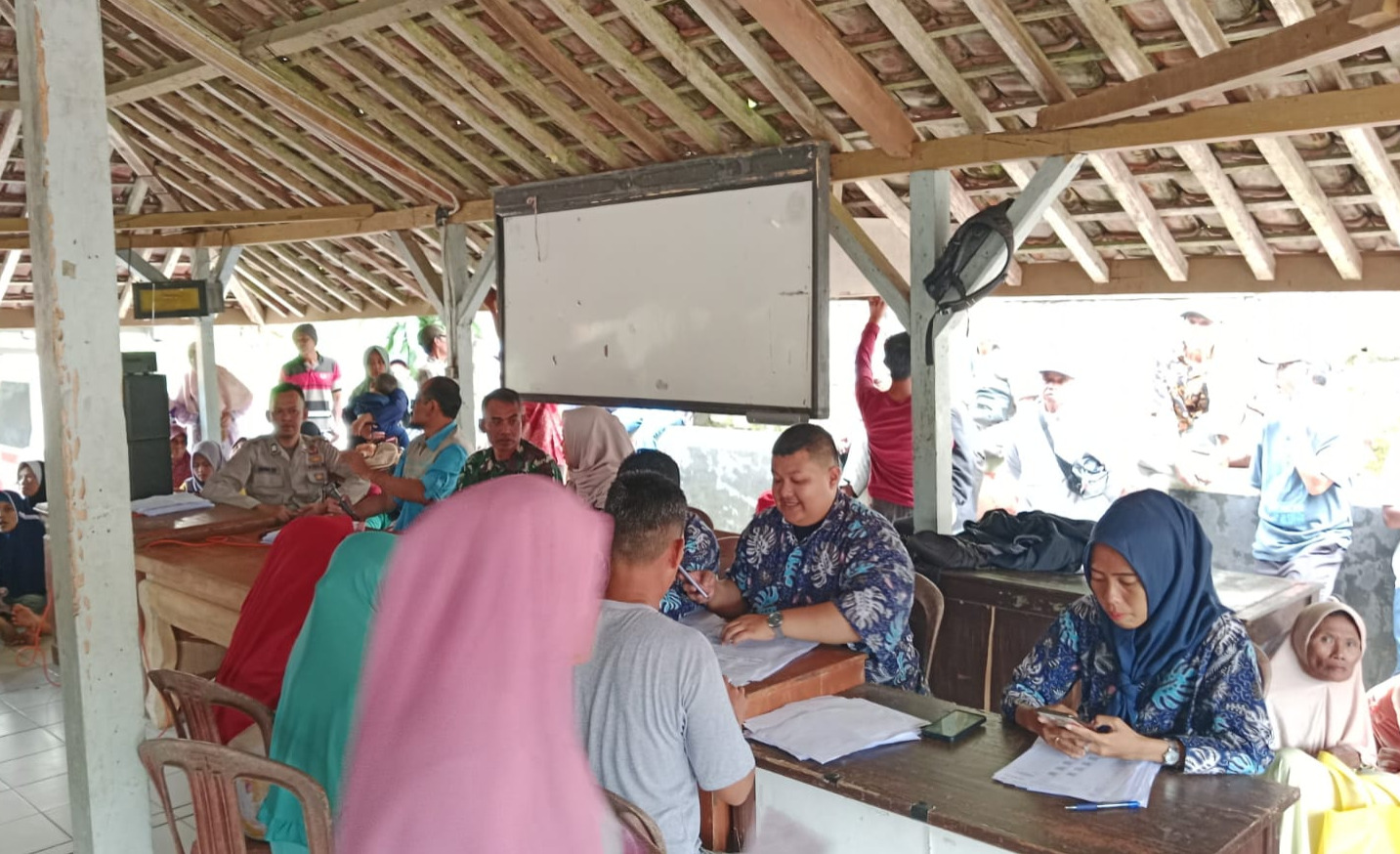 Bhabinkamtibmas Polsek Cisitu Monitoring Penyerahan Bantuan Beras Kepada Warga Desa Cinangsi