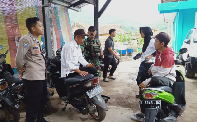 Bhabinkamtibmas Polsek Cisitu Sambangi Warga Sundamekar