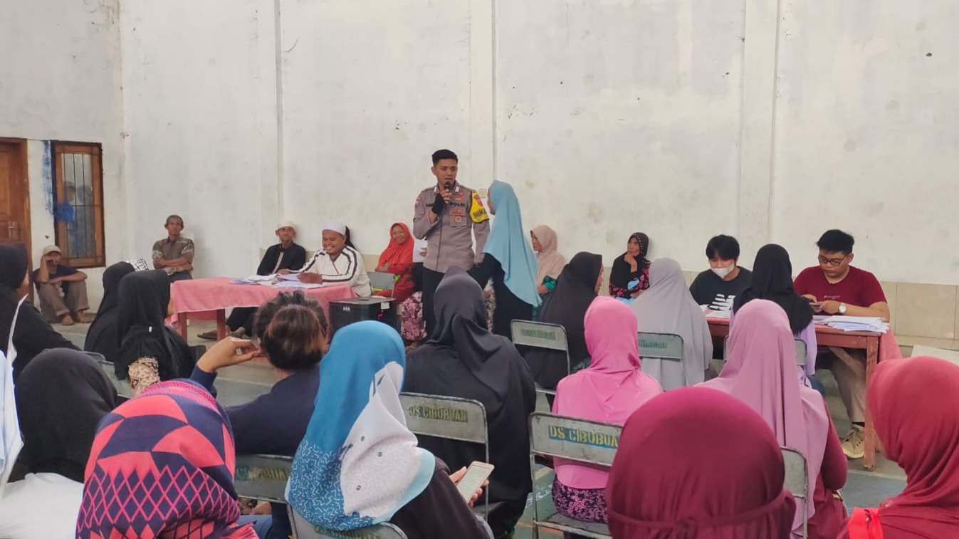 Bhabinkamtibmas Polsek Conggeang Monitoring Penyaluran Bantuan Pemerintah Non Tunai (BPNT) Kepada Warga Desa Cibubuan