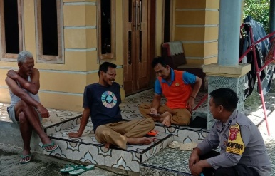Bhabinkamtibmas Polsek Darmaraja Sambangi Warga Ranggon Berikan Himbauan Kamtibmas
