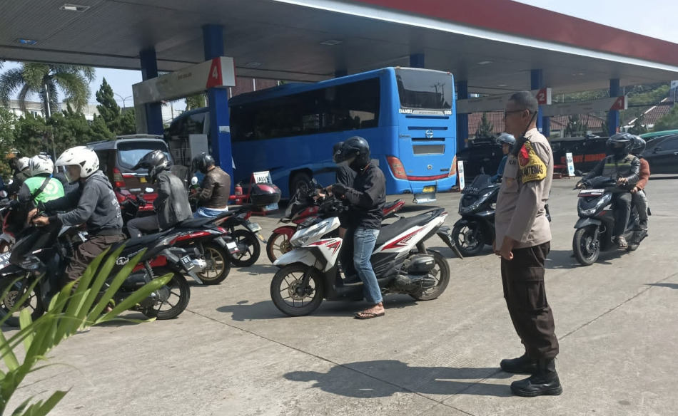 Bhabinkamtibmas Polsek Jatinangor Cek Stok BBM Jelang Libur Hari Raya Idulfitri