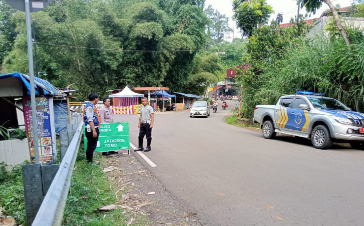 Bhabinkamtibmas Polsek Jatinunggal Melaksanakan Giat pemasangan rambu-rambu petunjuk arah