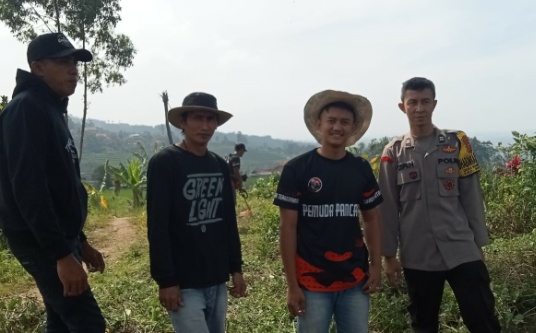 Bhabinkamtibmas Polsek Sukasari Kerja bakti Bersama Warga Bersihkan Makam Di Desa Nanggerang