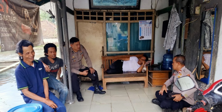 Bhabinkamtibmas Polsek Tanjungsiang  Melakukan Silaturahmi Ke Desa Binaannya