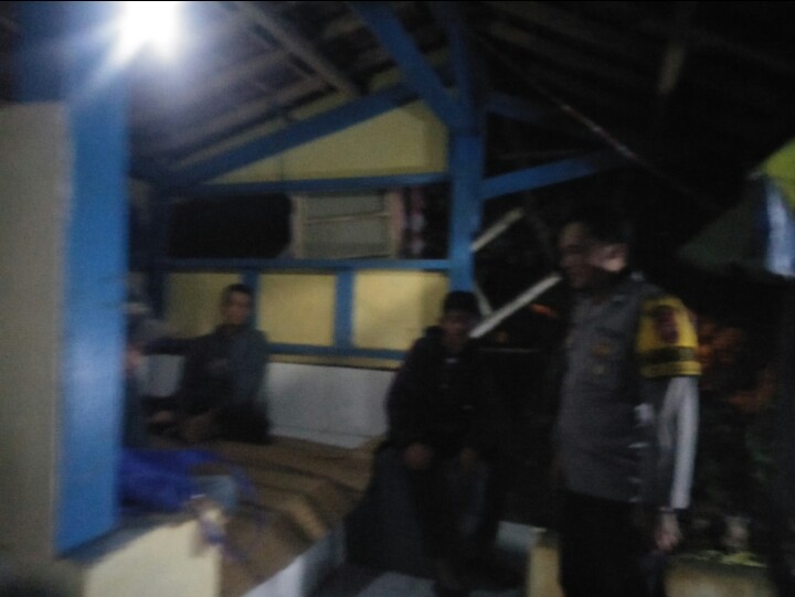 BHABINKAMTIBMAS POLSEK TANJUNGSIANG, POLRES SUBANG SAMBANGI RONDA MALAM UNTUK MENCIPTAKAN SITUASI KAMTIBMAS YANG KONDUSIF