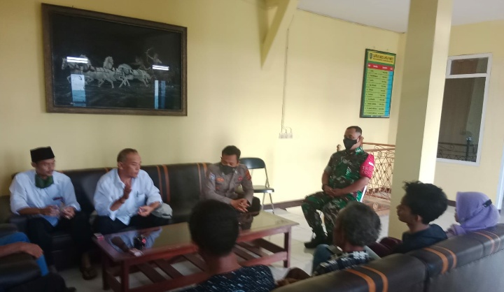 Bhabinktm dan Babinsa Desa Tanjungsiang  Bersilaturahmi Kepada  warga masyarakat dan staf Desa Tanjungsiang