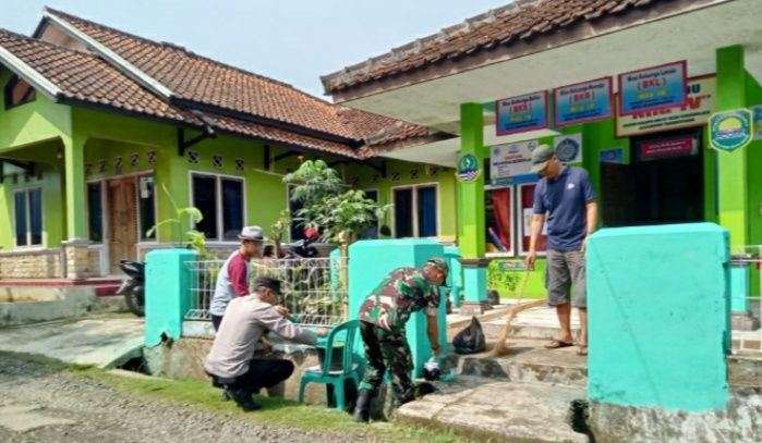 Bhabinktm sinergitas Babinsa melaksanakan Korve pengecatan pagar Pos Yandu Nila IV Dusun Kalapa Desa Sindanglaya