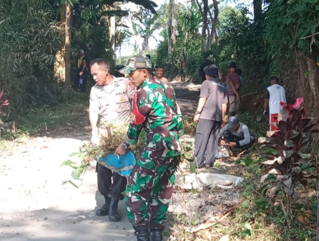 Bhabinktm sinergitas Babinsa melaksanakan Korve bersih-bersih sampah di  jalan raya Pasir Tanjung Desa Sindanglaya  Kecamatan Tanjungsiang Kabupaten Subang