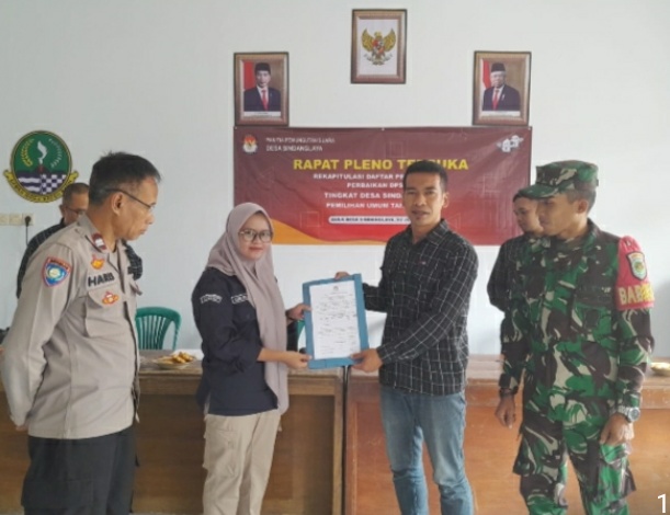 Bhabinktm sinergitas Babinsa menghadiri rapat pleno Terbuka Rekapitulasi Daftar Pemilih Sementara Hasil Perbaikan (DPSHP) Pemilu tahun 2024  tingkat Desa  Sindanglaya