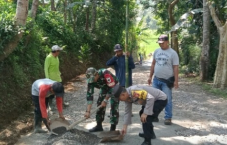 Bhabinktm sinergitas Babinsa monitoring perawatan Jalan Raya Pasir Tanjung Desa Sindanglaya Kecamatan Tanjungsiang Kabupaten Subang