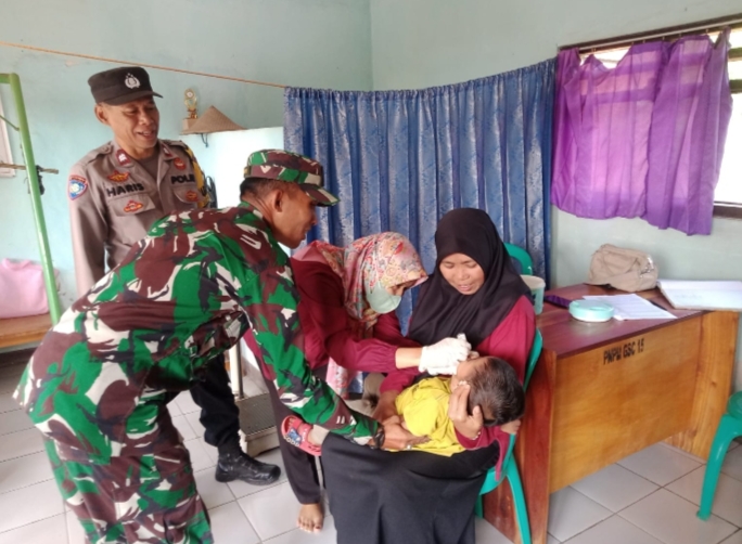 Bhabinktm sinergitas Babinsa TNI AD melaksanakan Pendampingan Sub Pin Polio II bagi anak balita usia 0 - 60  bulan di Posyandu Nila I-VI Desa Sindanglaya Kecamatan Tanjungsiang Kabupaten Subang