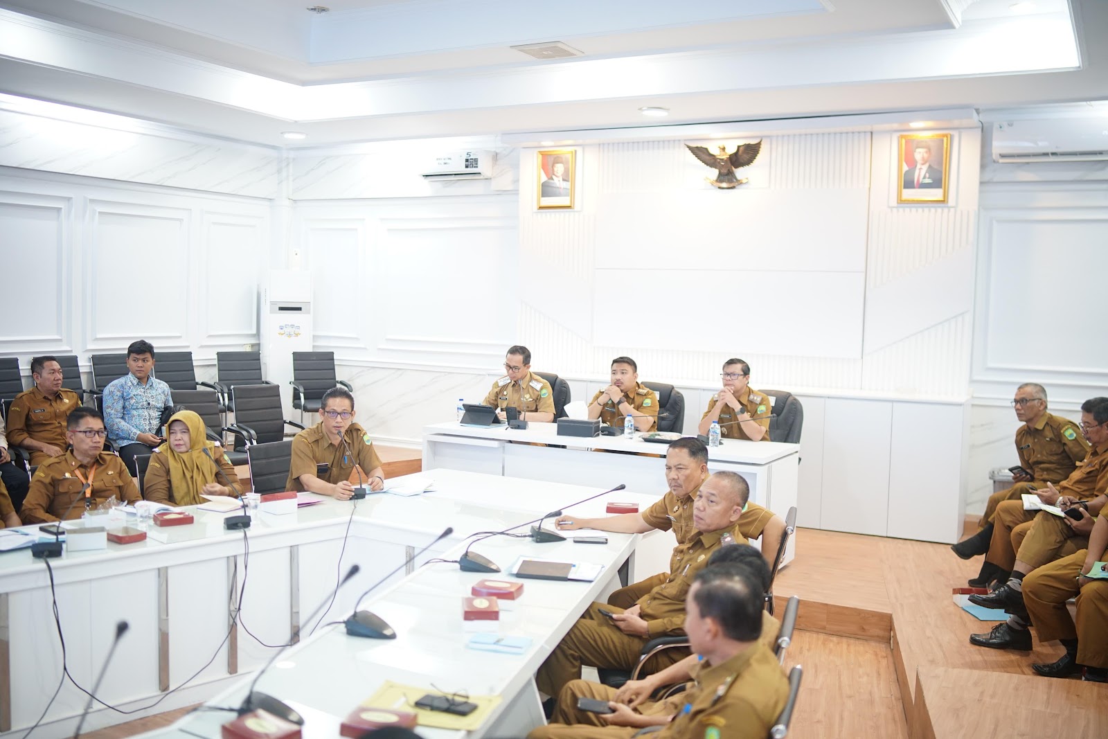 BRIEFING STAFF PEMKAB SUBANG: KANG REY TEKANKAN TINDAK LANJUT ADUAN PUBLIK DAN BATASI OPERASIONAL TRUK TANAH MERAH