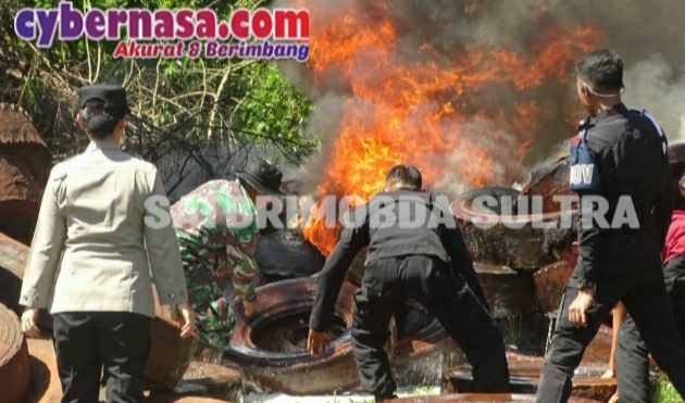 Brimob Polda Sultra Kerahkan Dua Water Cannon Padamkan Kebakaran Pabrik Ban Bekas di Konsel