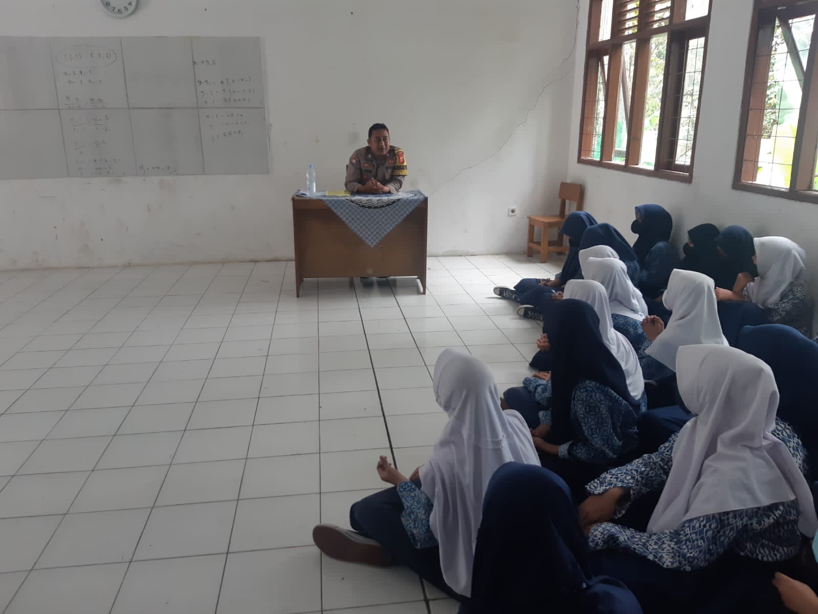 Bripka Agusone Berikan Ceramah Kamtibmas Kepada Siswa/i MTS AL Hajar Cijambe