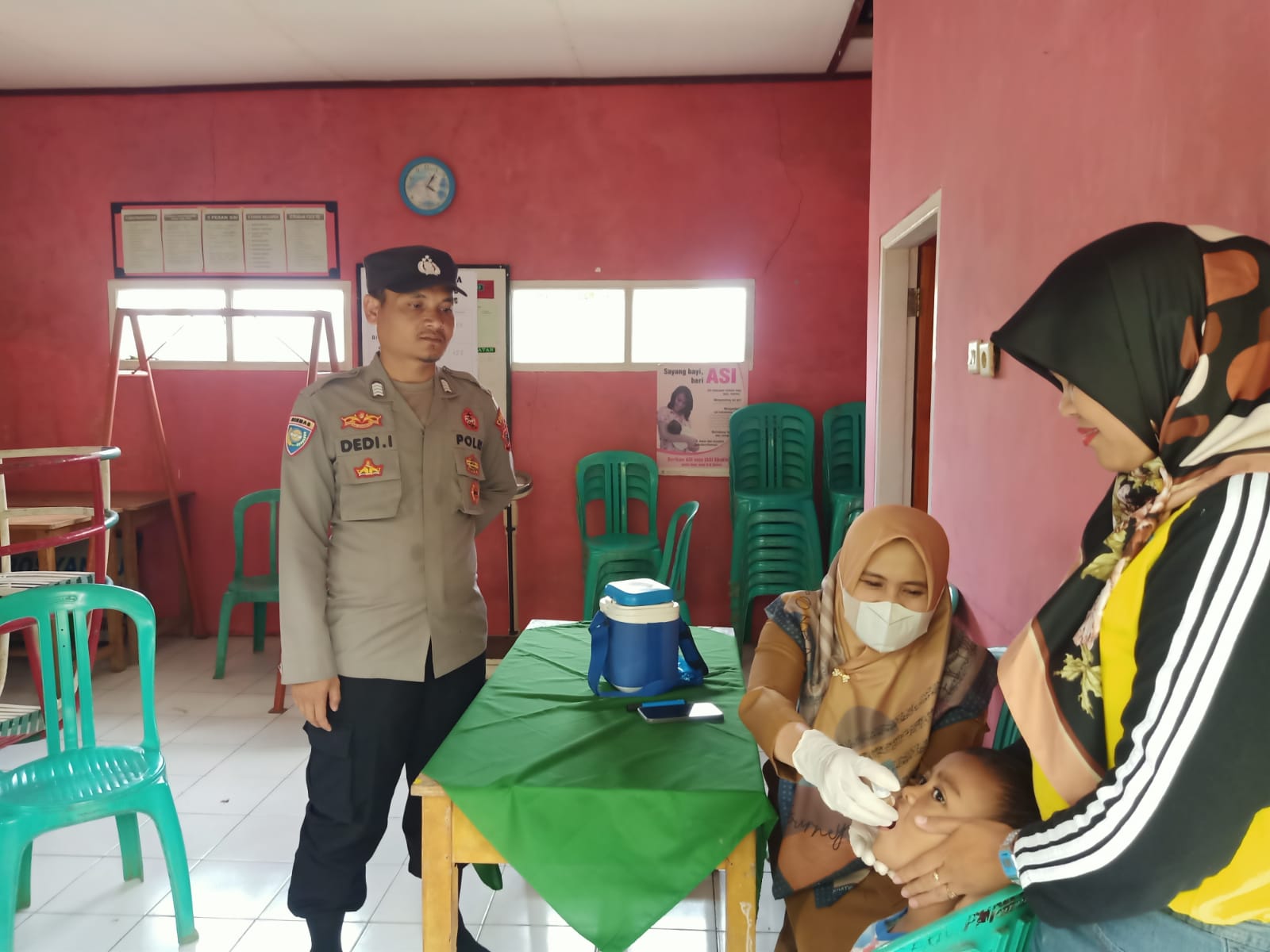 BRIPKA DEDI IRAWAN) melaksanakan kegiatan pendampingan pelayanan Posyandu