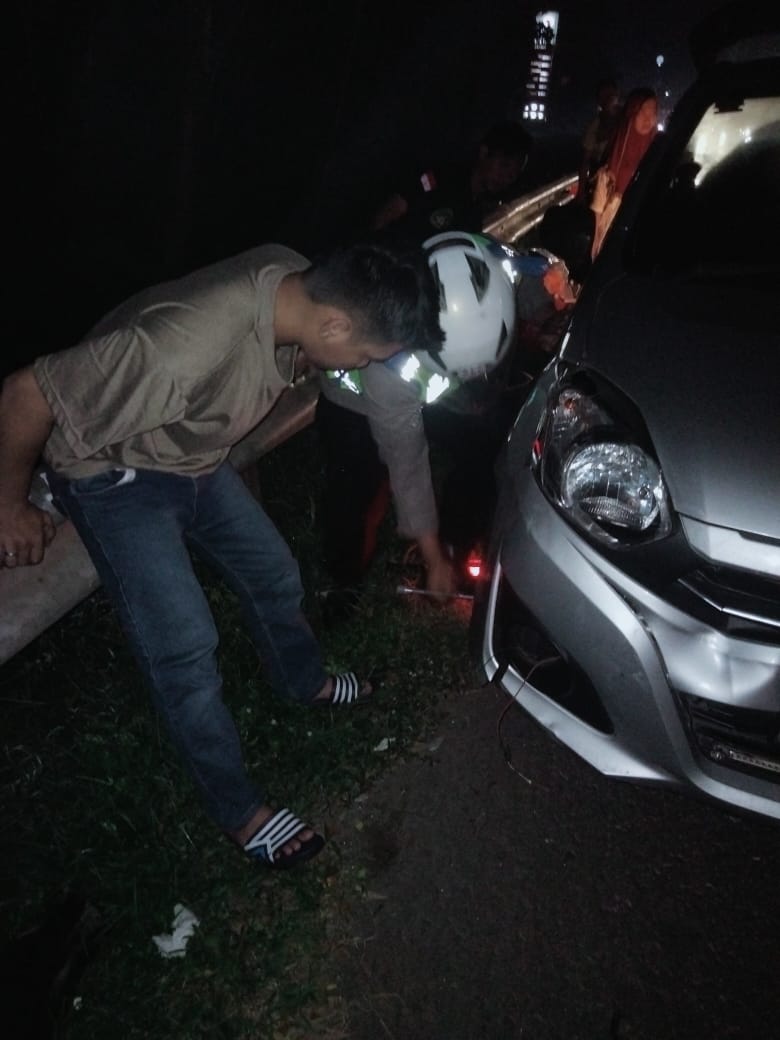 Bripka Topana Bantu Pengendara Mobil Yang Mengalami Pecah Ban