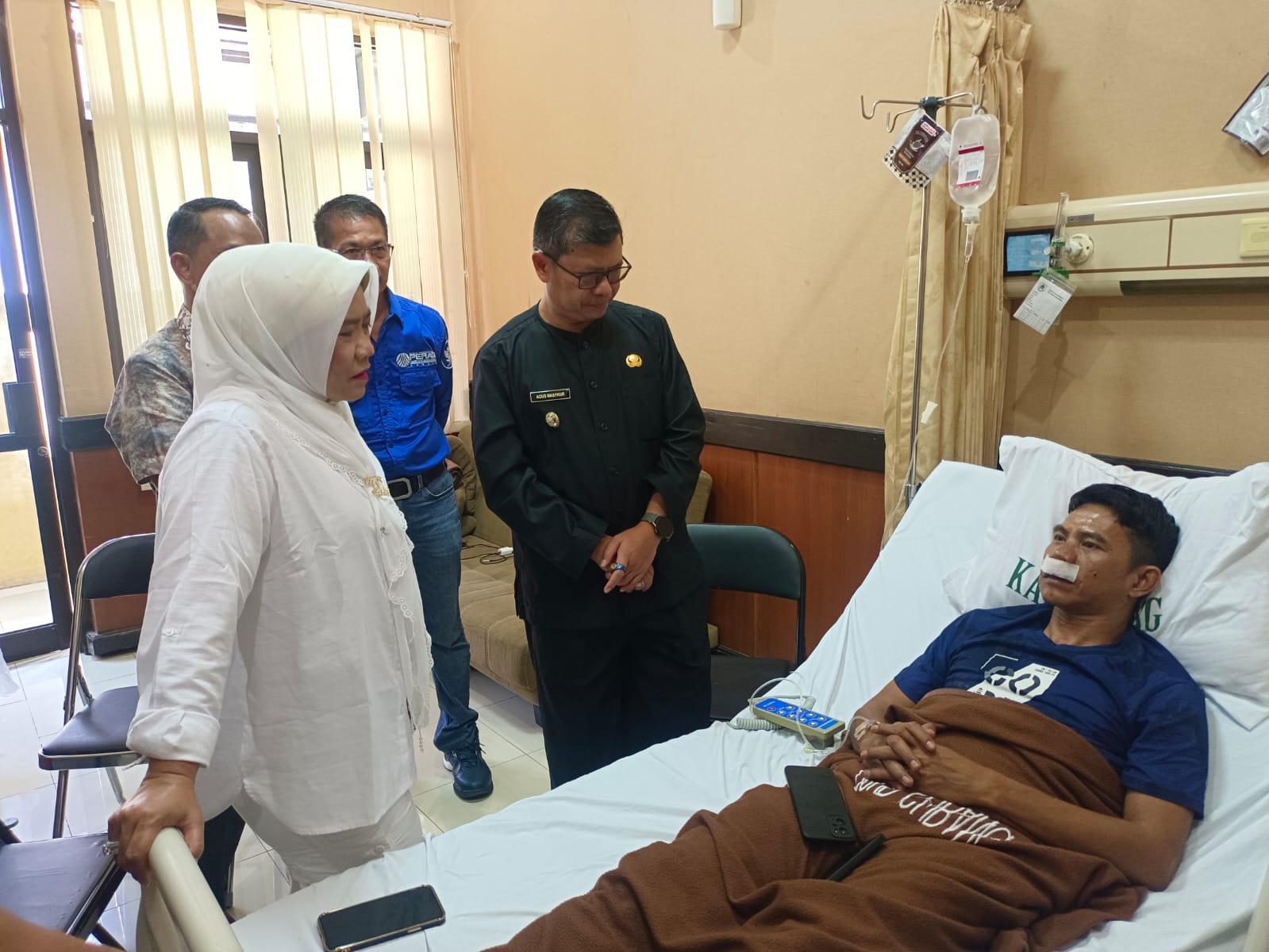 Bukti Kepedulian,Kang Akur Jenguk Korban Pengeroyokan dan Pegawainya