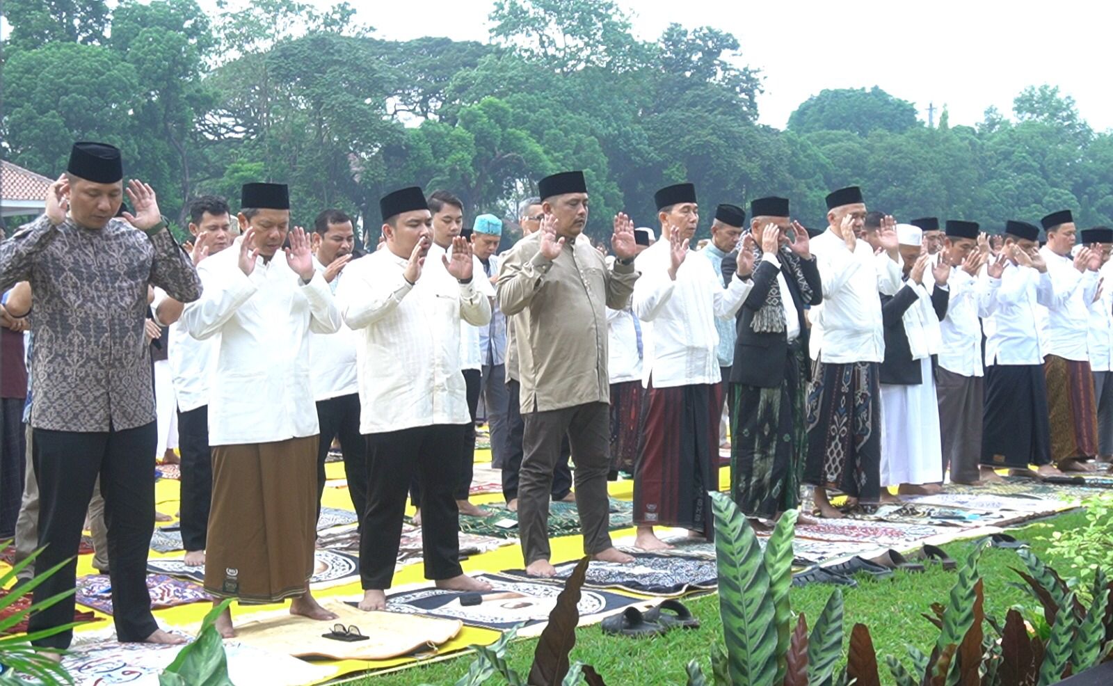 BUPATI & WAKIL BUPATI SUBANG LAKSANAKAN SHALAT IDUL FITRI 1446 H BERSAMA MASYARAKAT DI ALUN-ALUN SUBANG