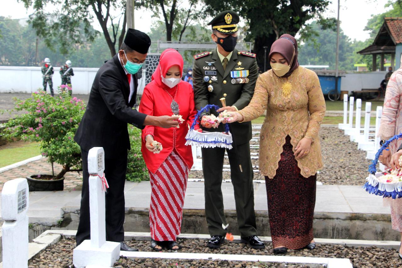 Bupati dan Wakil Bupati Subang, Hadiri Upacara Ziarah di Makam Pahlawan Cidongkol