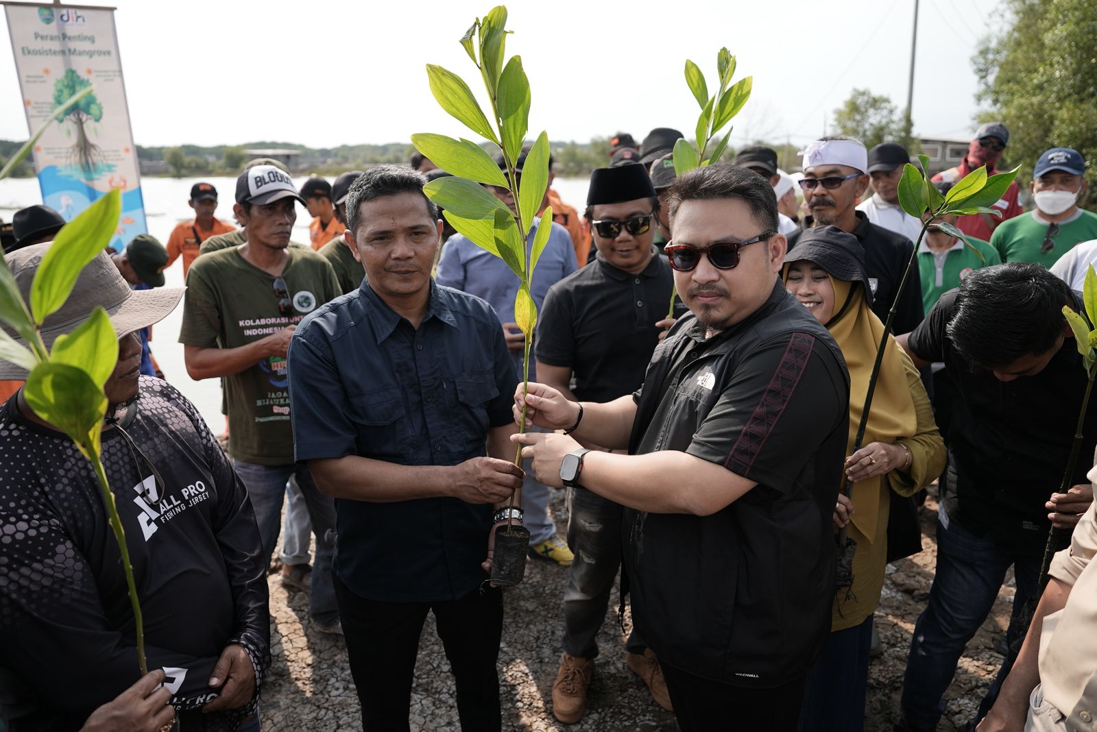 BUPATI SUBANG AJAK MASYARAKAT LEGONKULON JAGA LINGKUNGAN DENGAN MERAWAT MANGROVE