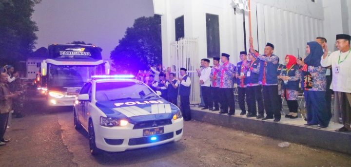 Bupati Subang dan Wakil Bupati Subang Lepas 374 Calon Jemaah Haji ke Tanah Suci
