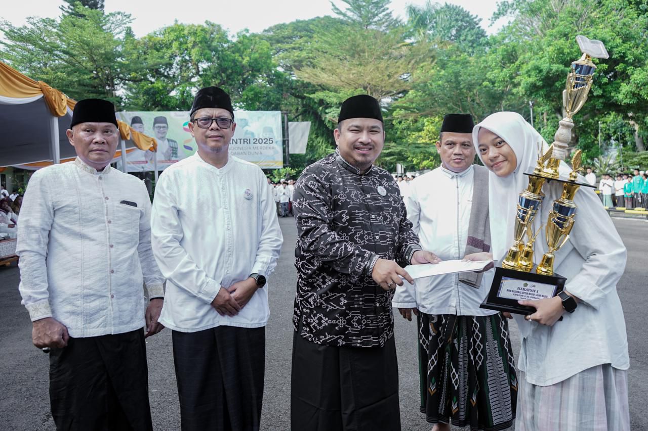 Bupati Subang Dikukuhkan sebagai Panglima Santri pada Peringatan Hari Santri Nasional 2025