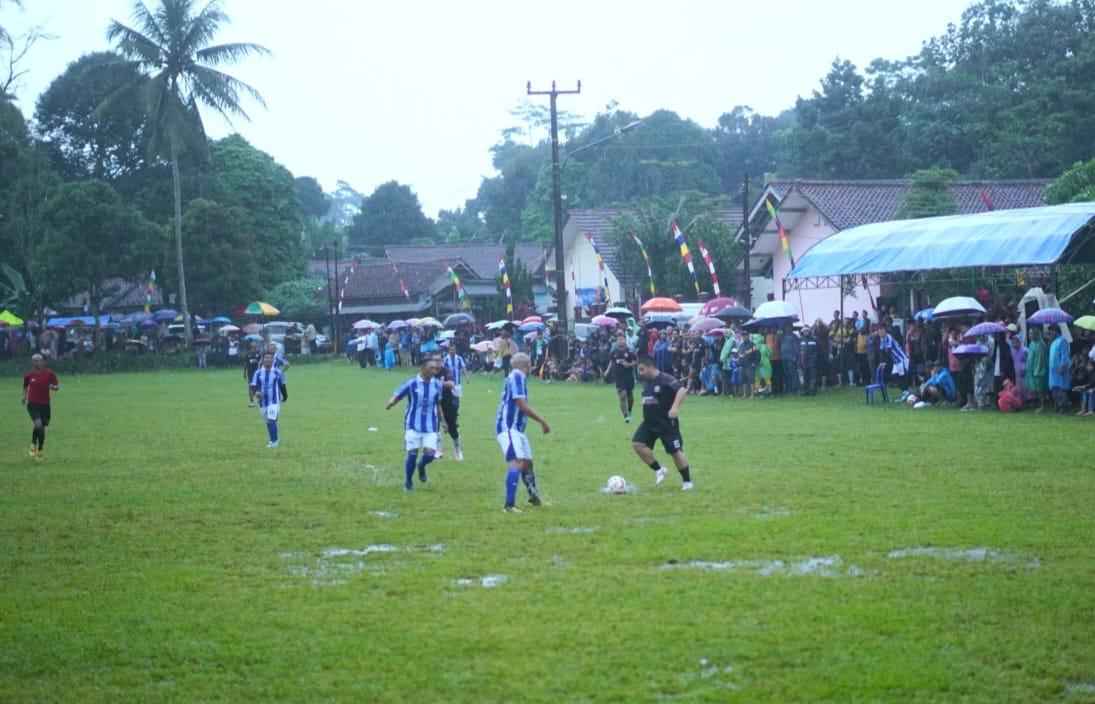 BUPATI SUBANG GELAR LAGA PERSAHABATAN BERSAMA PERSIB LEGEND DAN SALURKAN PROGRAM NYAAH KA INDUNG DI KASOMALANG