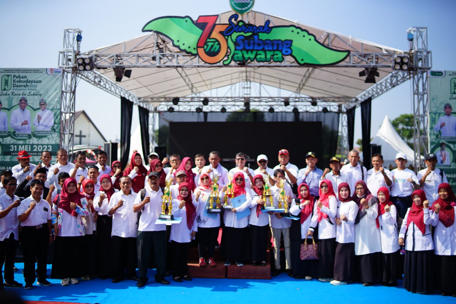 Bupati Subang H. Ruhimat bersama Wakil Bupati Subang Agus Masykur Rosyadi, menyerahkan berbagai penghargaan kepada para juara lomba
