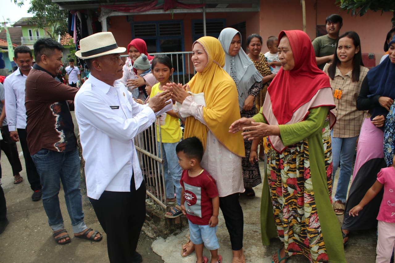 Bupati Subang H. Ruhimat meresmikan Rumah tidak layak huni (Rutilahu) yang telah selesai direnovasi