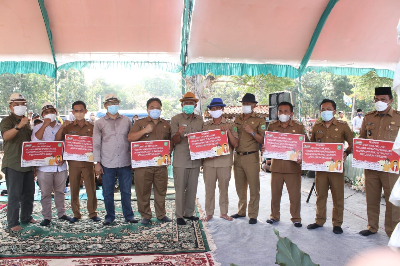 Bupati Subang Kunjungi Kecamatan Cipeundeuy Serahkan Bantuan Stimulan Tingkat RT