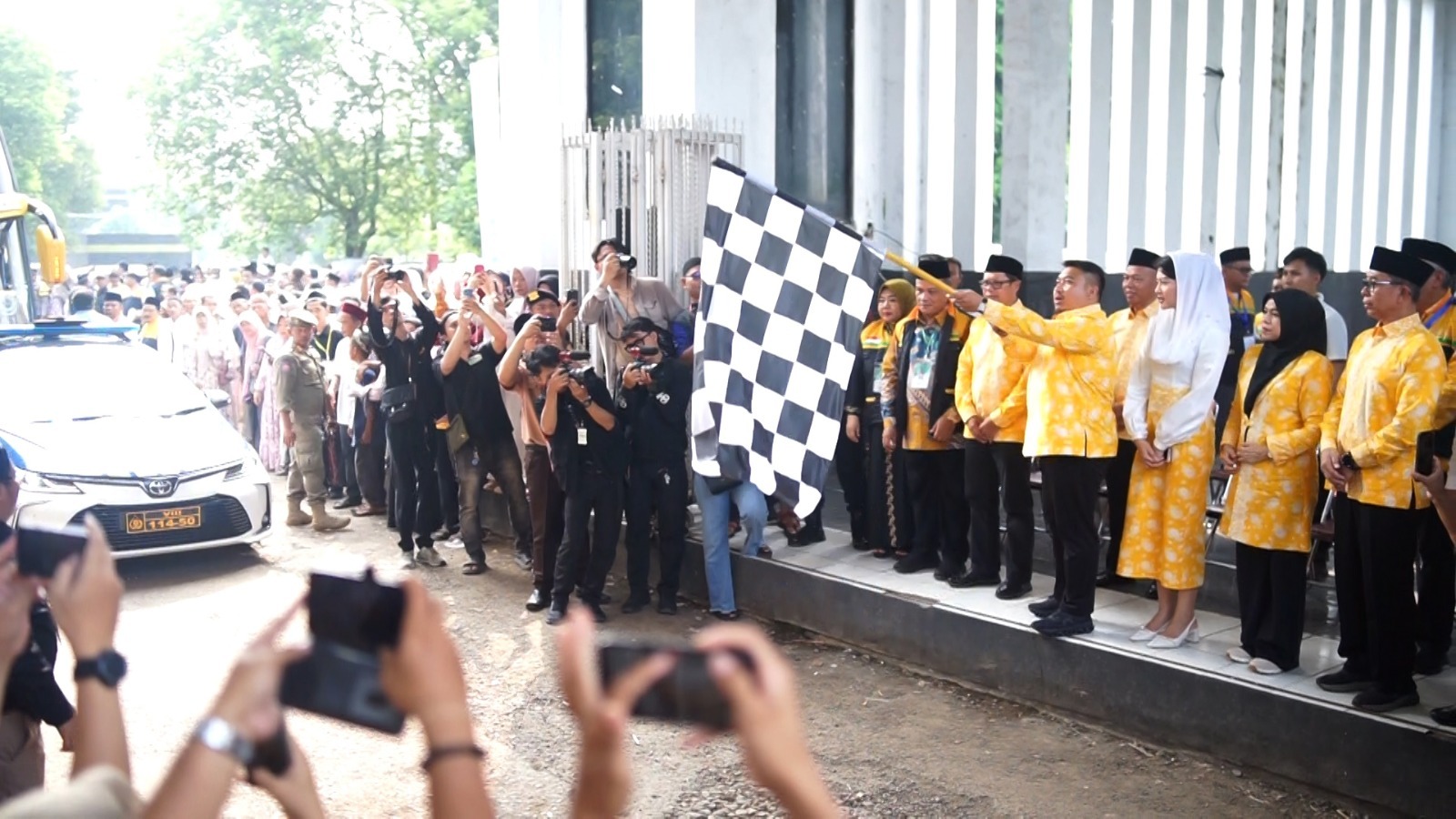 BUPATI SUBANG MELEPAS KEBERANGKATAN CALON JAMAAH HAJI SUBANG TAHUN 2025: MENUJU TANAH SUCI DENGAN DO'A DAN KEIKHLASAN