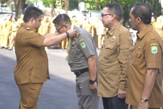 BUPATI SUBANG PIMPIN APEL GABUNGAN ASN DAN SERAHKAN PENGHARGAAN KINERJA OPD SERTA KECAMATAN