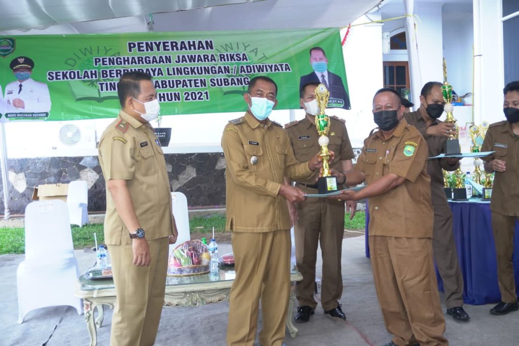 Bupati Subang Serahkan Penghargaan Adiwiyata Tingkat Kabupaten Subang Tahun 2021 Kepada 33 Sekolah