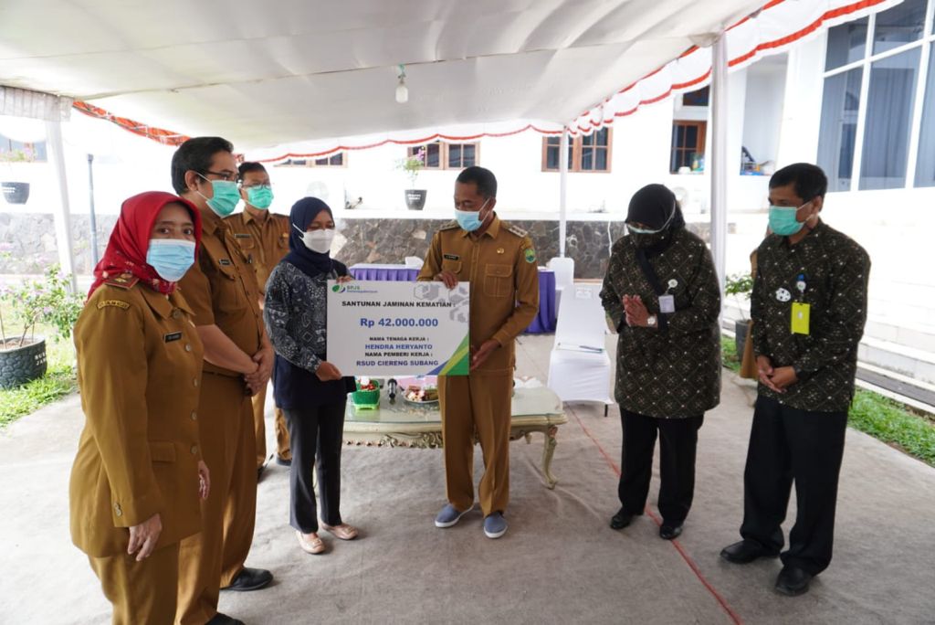 Bupati Subang Serahkan Santunan Jaminan Kematian Kepada Tenaga Non ASN Dilingkungan Pemkab