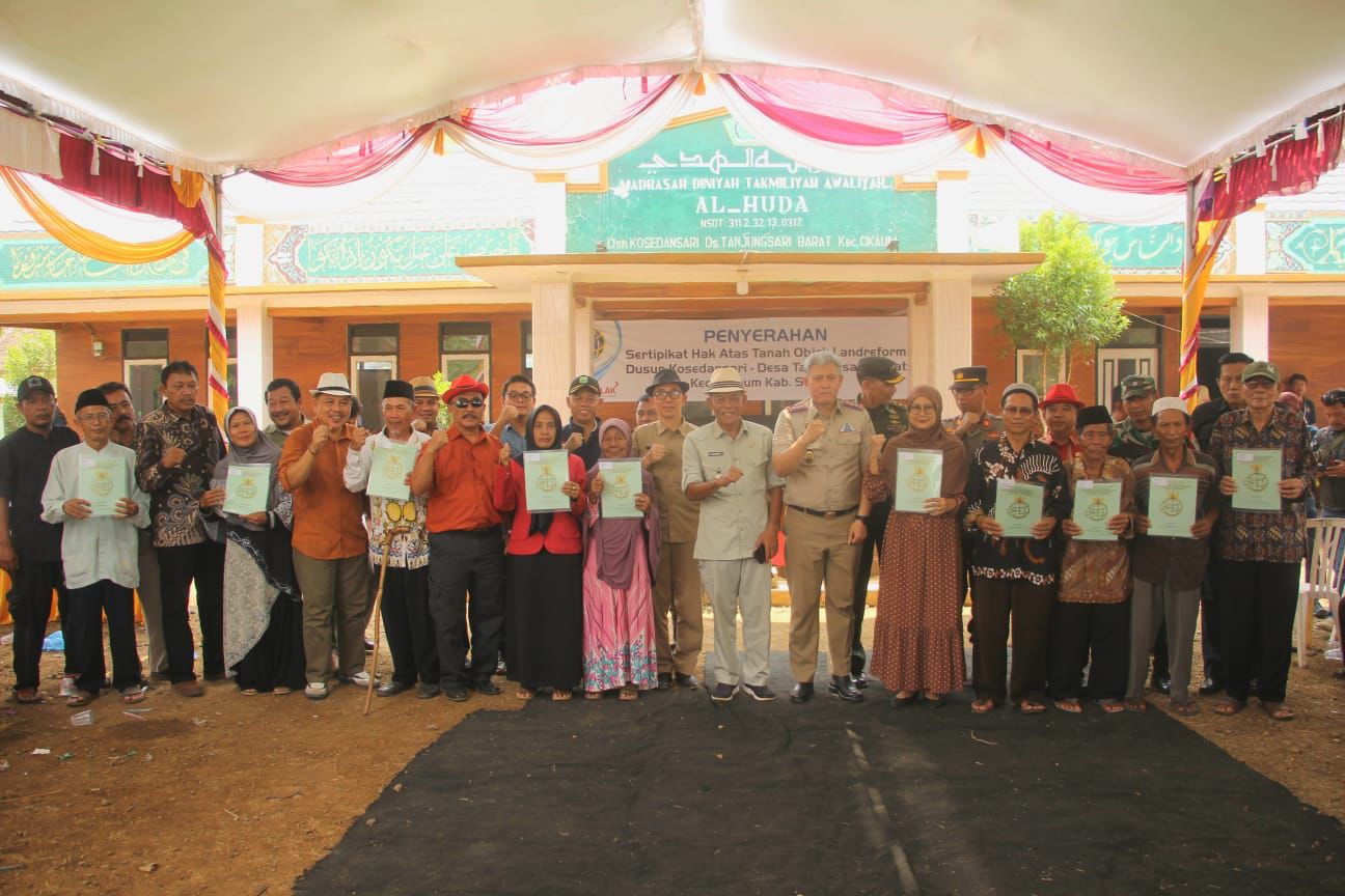 Bupati Subang Serahkan Sertifikat Hak AtasTanah Objek Land Reform pada Warga Dusun Kosedansari