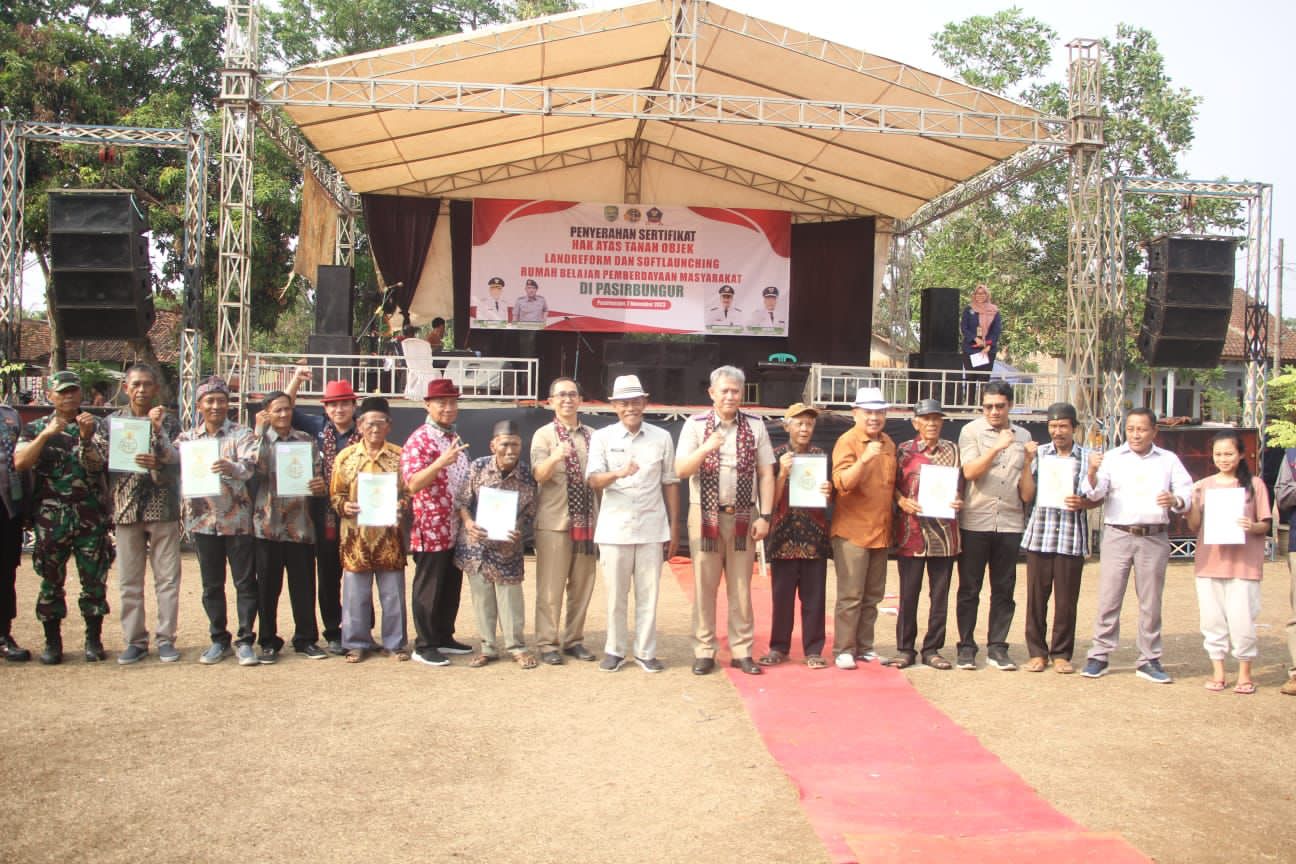 Bupati Subang serahkan Sertifikat Land Reform pada Masyarakat Desa Pasirbungur, Kang Jimat Harapkan Peningkatan Kesejahteraan Lewat Pemberdayaan Masyarakat
