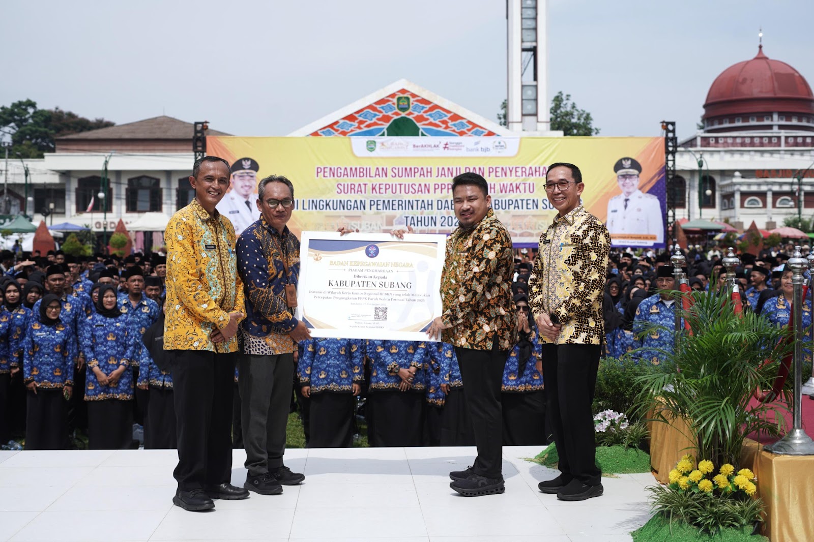 BUPATI SUBANG SERAHKAN SK DAN PIMPIN PENGAMBILAN SUMPAH 5.931 PPPK PARUH WAKTU DI ALUN-ALUN SUBANG,TEGASKAN INTEGRITAS DAN PELAYANAN PUBLIK SEBAGAI PRIORITAS