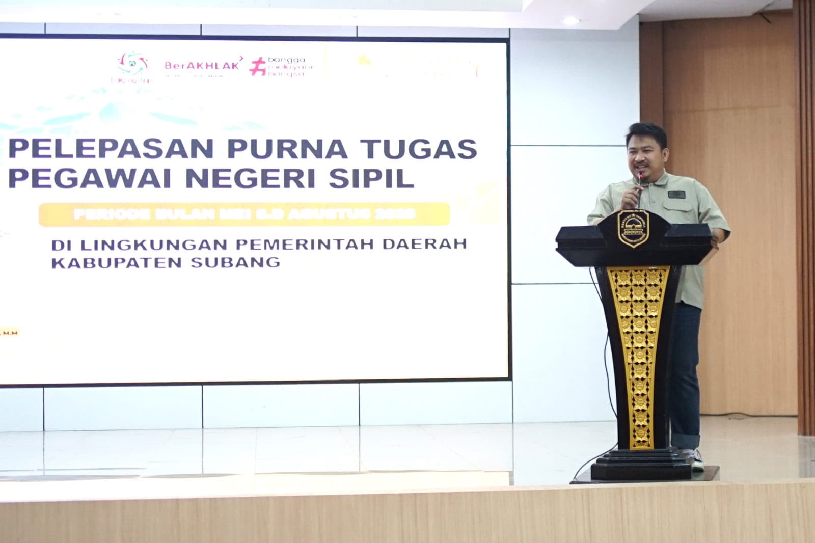 Bupati Subang Serahkan SK Pensiun 181 ASN, Apresiasi Pengabdian untuk Kemajuan Subang
