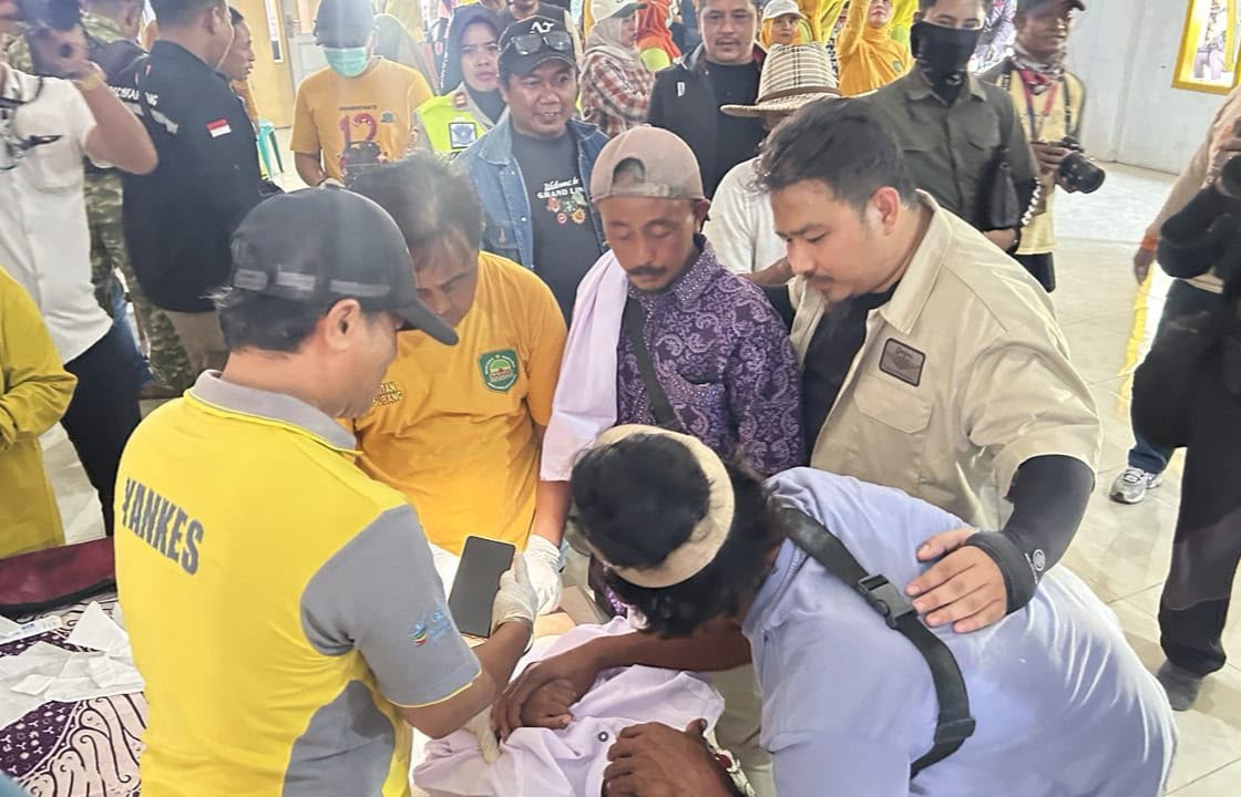 BUPATI SUBANG TINJAU KHITANAN MASSAL DAN LAYANAN TERPADU DI DESA BOBOS, PASTIKAN MASYARAKAT TERLAYANI