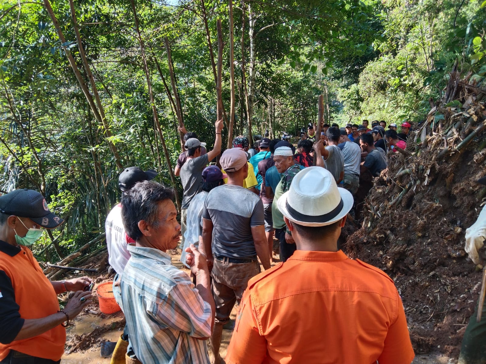 Camat Cisalak  Bersama Warga Bersihkan Material Longsor Di Desa Gardusayang Dan Desa Sukakerti Serta Di Beberapa Titik Lain Di Wilayah Cisalak