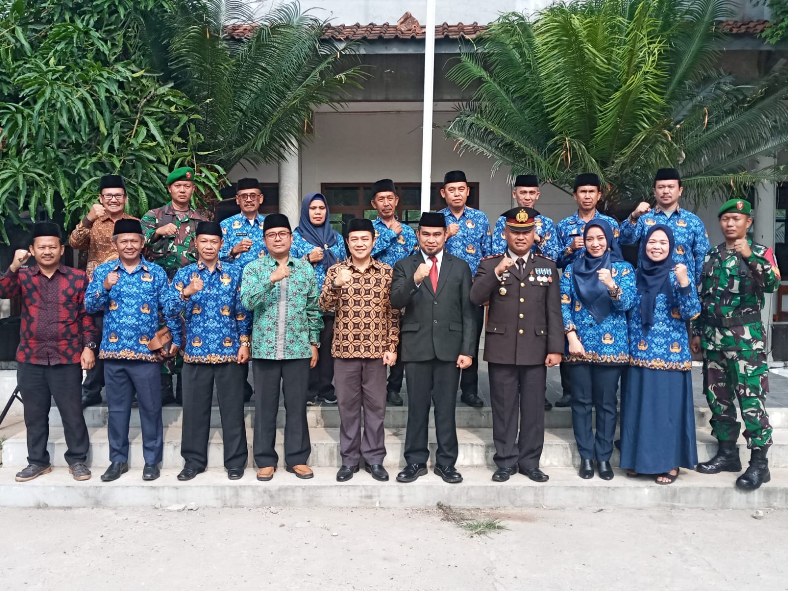 Camat Cisalak Pimpin Upacara Hari Pahlawan Nasional  Ke-78 Di Halaman  SMK Plus Pagelaran 3 Di Desa Gardu Sayang Kecamatan Cisalak