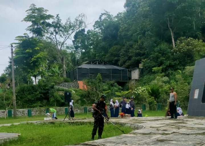 Camat Kecamatan Tanjungsiang Dan Kapolsek Melaksanakan Persiapan Peringatan Hari Pahlawan Di Monumen Perjuangan 45 Cibuluh
