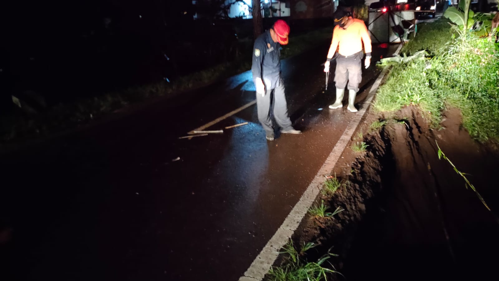 Camat Tanjungsiang Memberikan Laporan Sementara Bahu Jalan Longsor