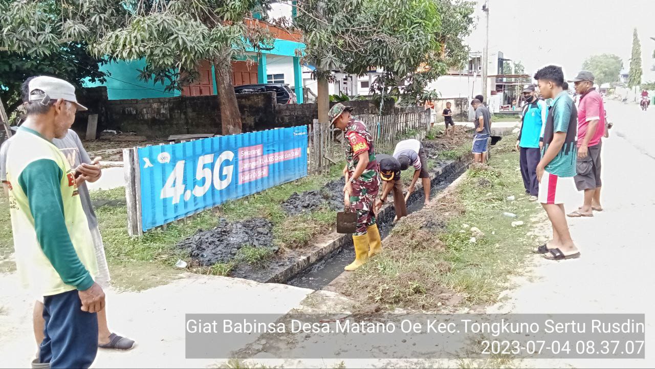 Cegah Banjir,Babinsa Koramil 1416-03/Tongkuno Kodim 1416/Muna Gotong Royong Bersihkan Selokan Bersama Warga